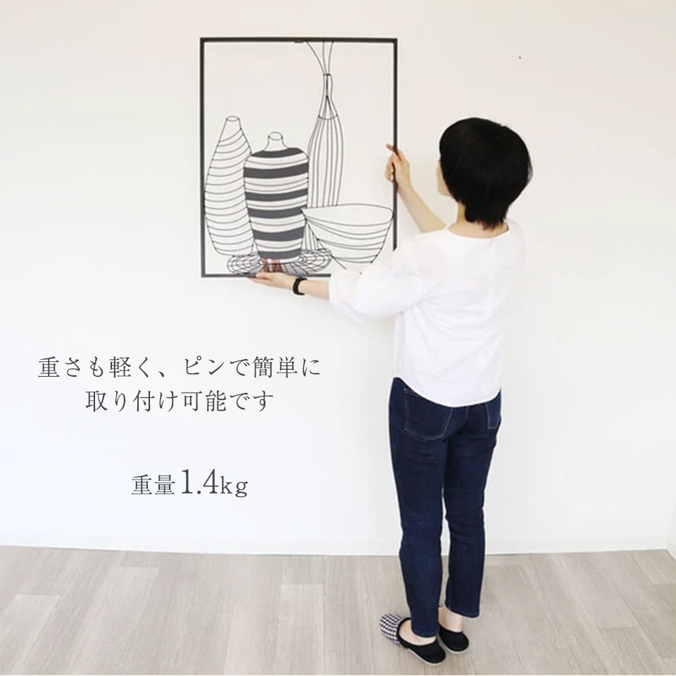 掛けてる画像 重さも軽く、ピンで簡単に取り付け可能です。重量1.4kg