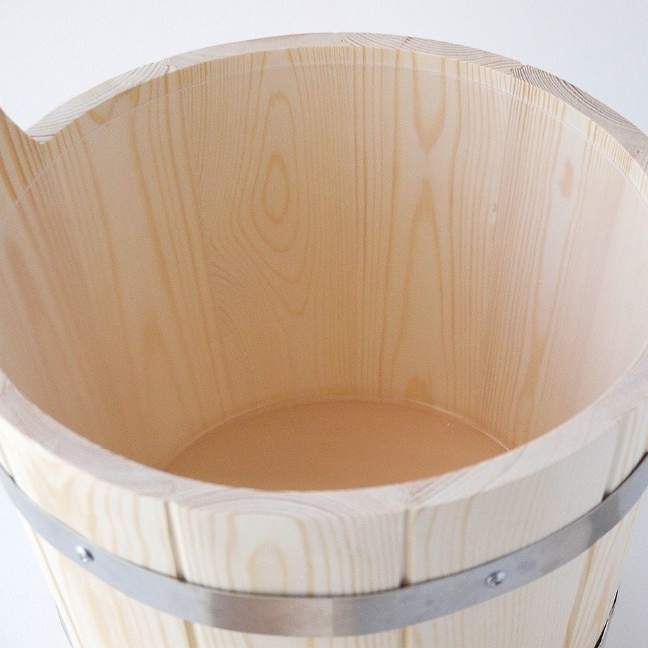 中にプラスチックのバケツが入っています