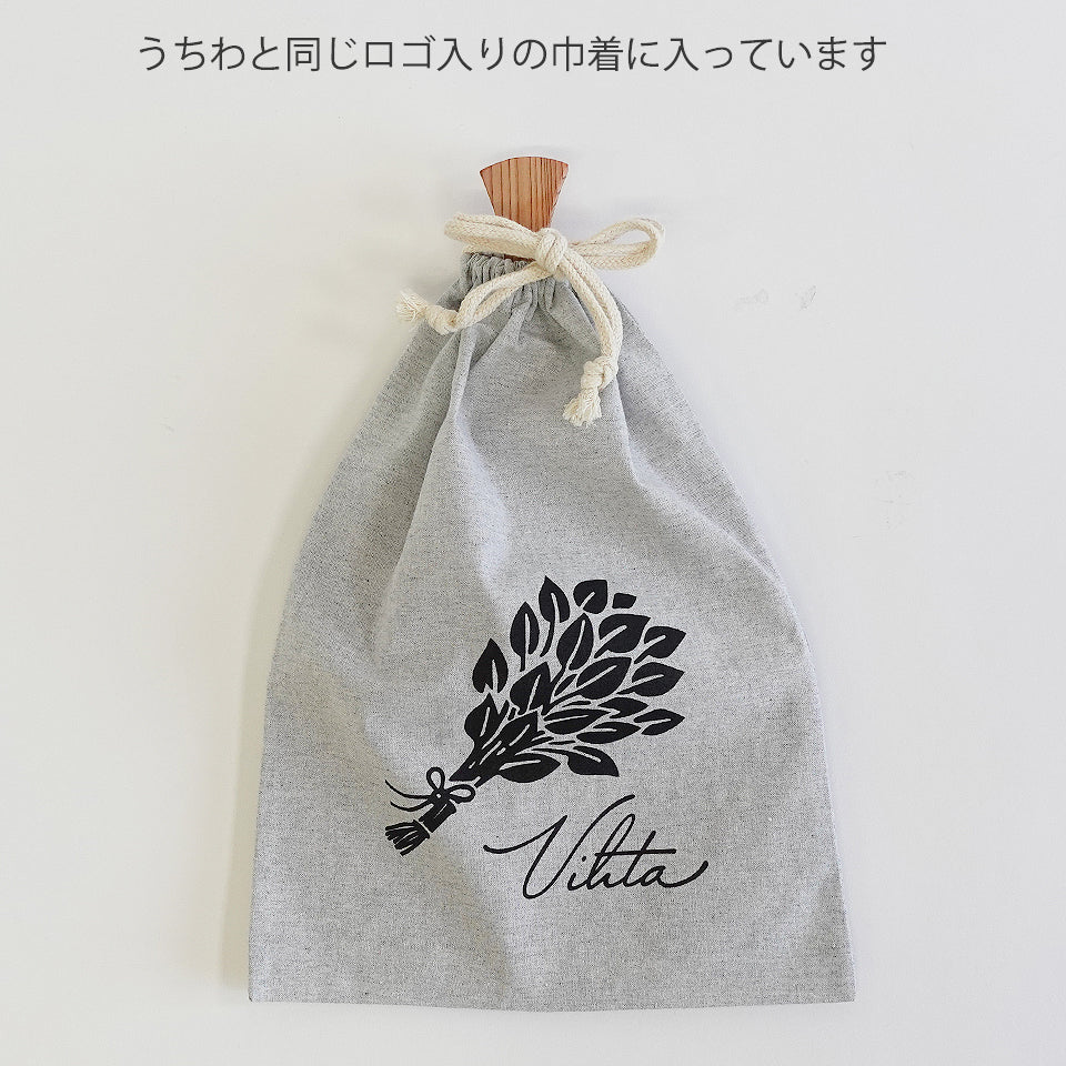 うちわと同じロゴ入りの巾着に入ってます