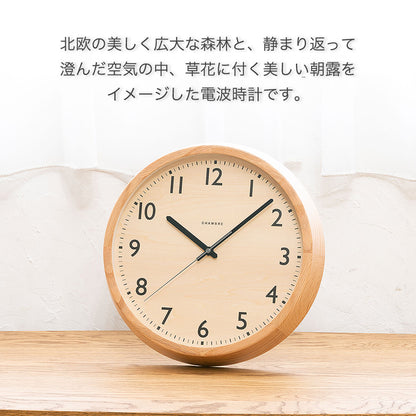 北欧の美しく広大な森林と、静まり返って澄んだ空気の中、草花に付く美しい朝露をイメージした電波時計です。