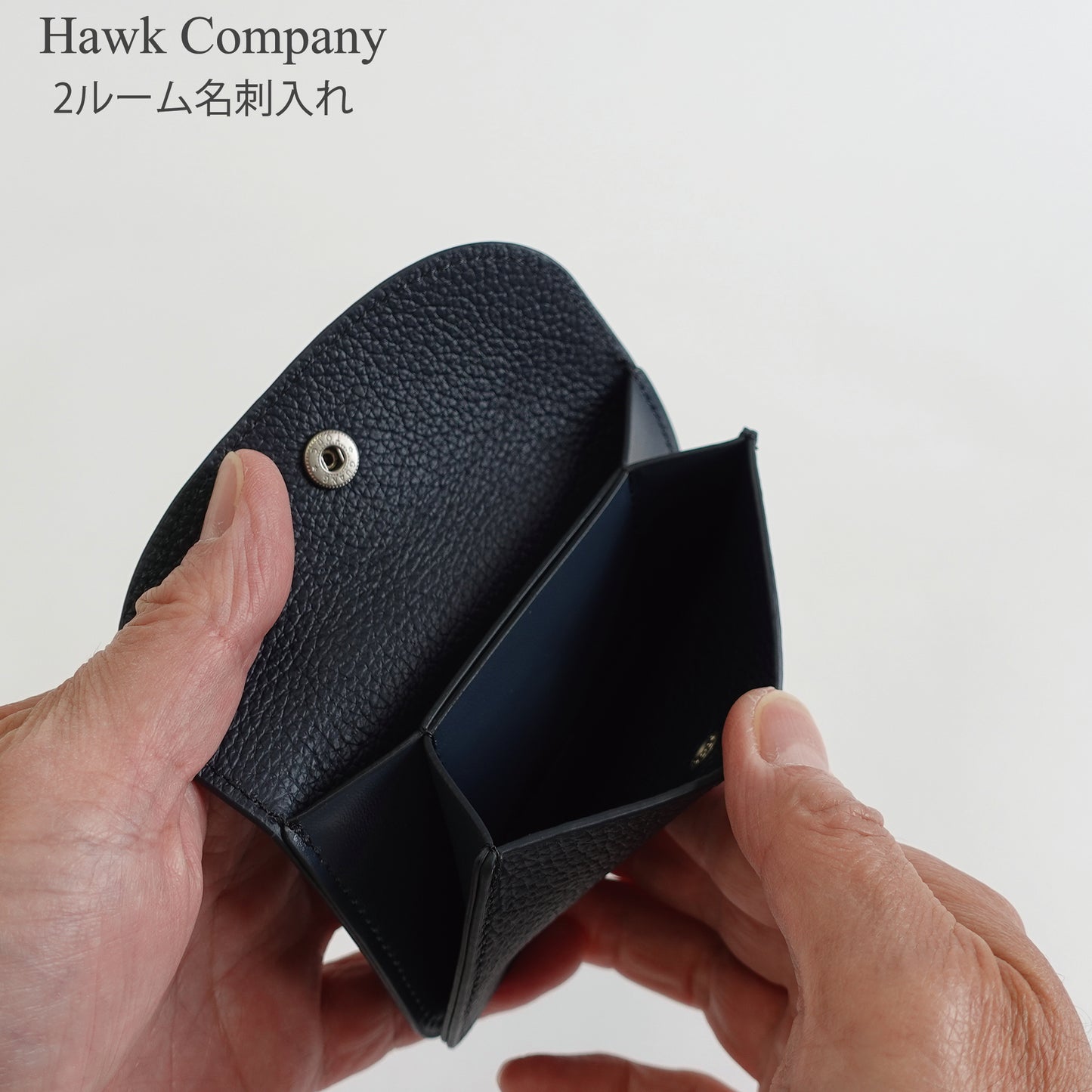イタリアンレザーの質感クローズアップ - HAWK COMPANY名刺入れのシボ感と革の風合い