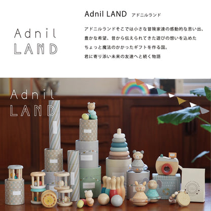 「Adnil LAND  アドニルランド」とは　アドニルランドそこでは小さな冒険家達の感動的な思い出、豊かな希望、昔から伝えられてきた遊びの想いを込めたちょっと魔法のかかったギフトを作る国。
君に寄り添い未来の友達へと続く物語